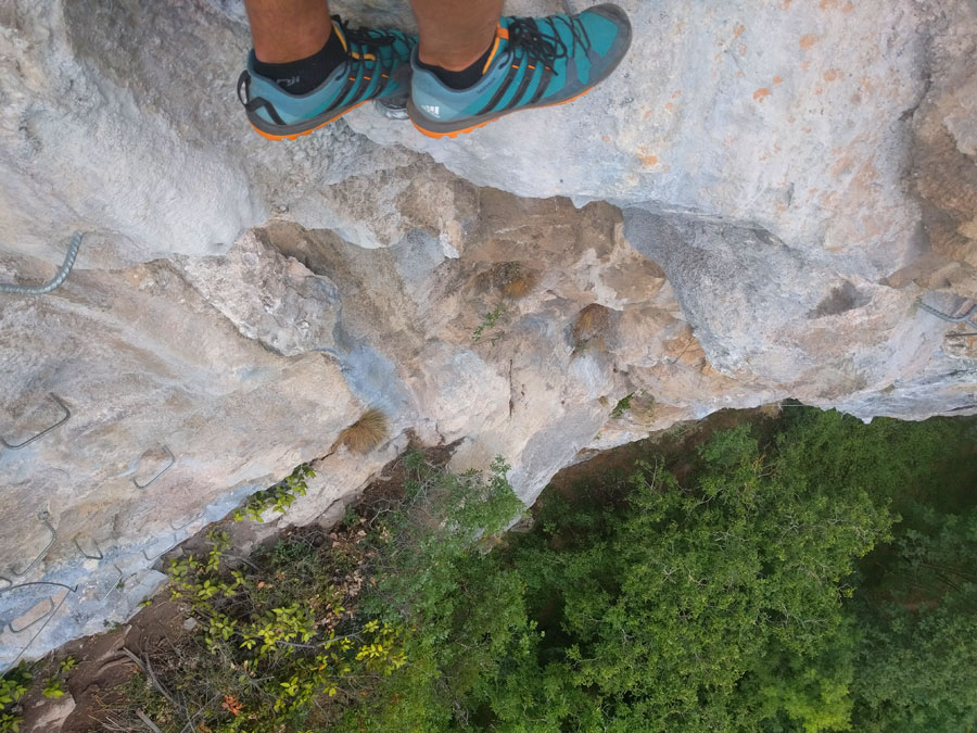 Por encima de la vía cable 