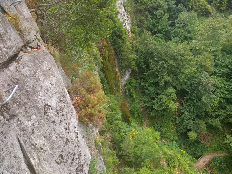 Nos acercamos al puente de la cascada Aguasaliu 