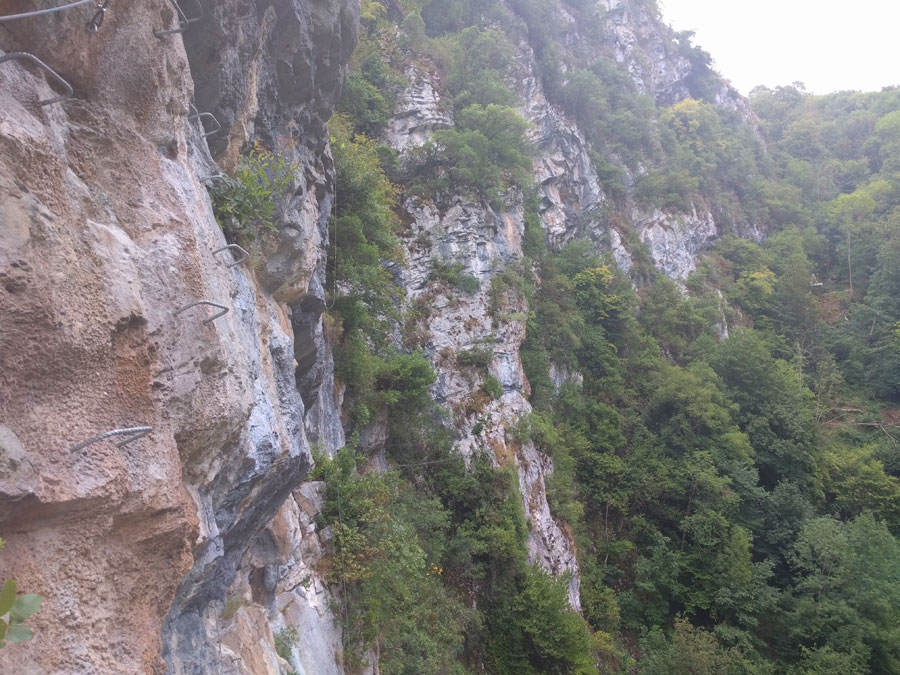 Vista del espolón vertical que nos espera después de la cascada 
