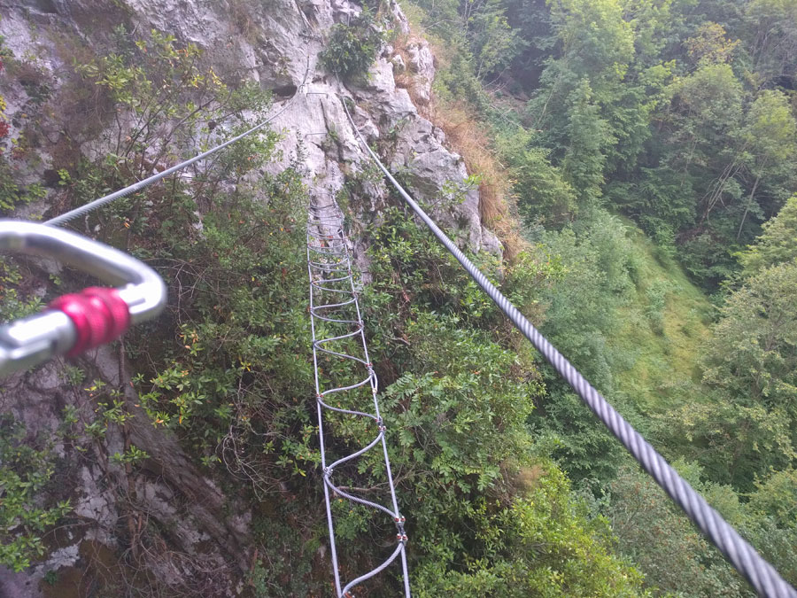 Cruzamos el puente de la cascada Aguasaliu 