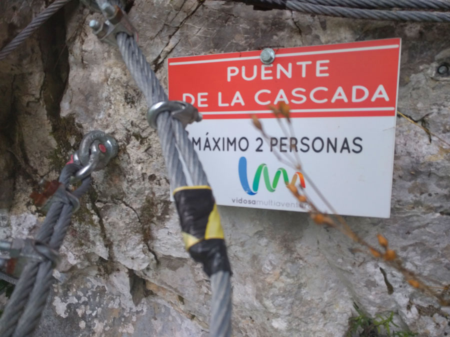 La vía ferrata tiene muchos carteles informativos 