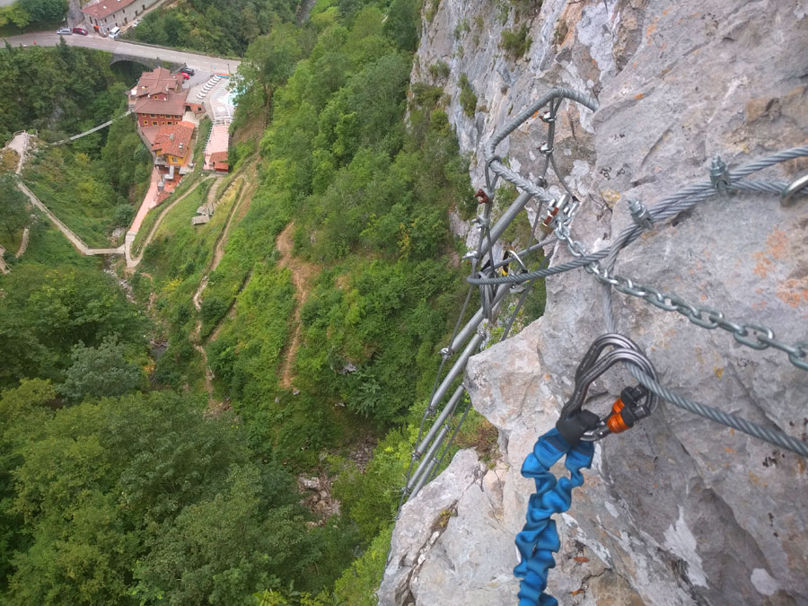 Vista atrás después de subir por la escalera metálica 