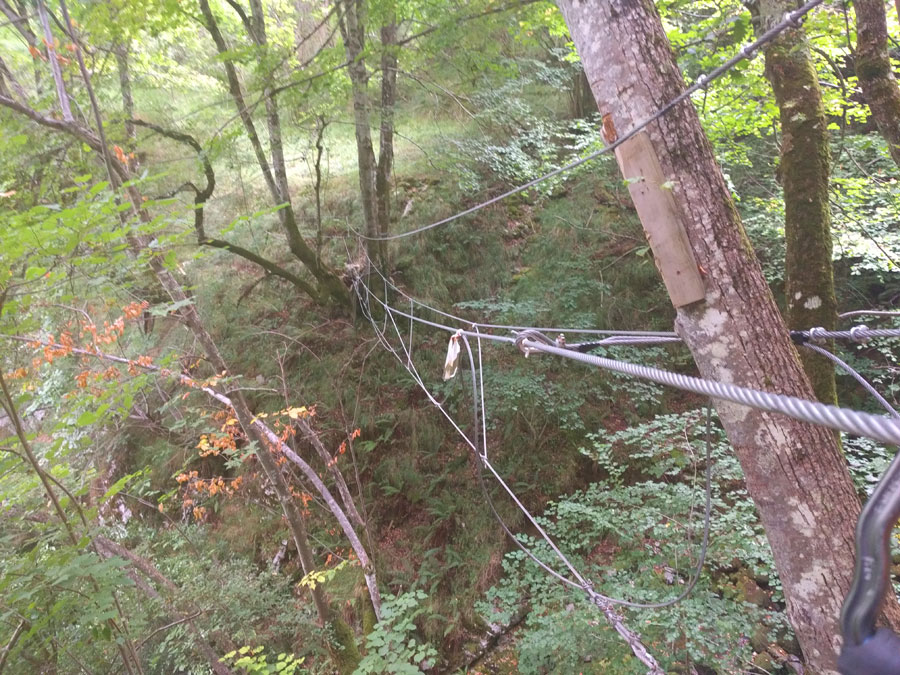 Puente escondido es un tibetano que nos permite acceder a la pasarela sobre la cascada si hemos subido por el espolón 