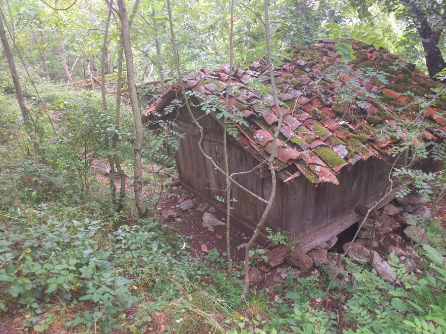 Rubriellos - pueblo abandonado que nos sirve de referencia para el regreso (cambiamos el sentido de la marcha) 