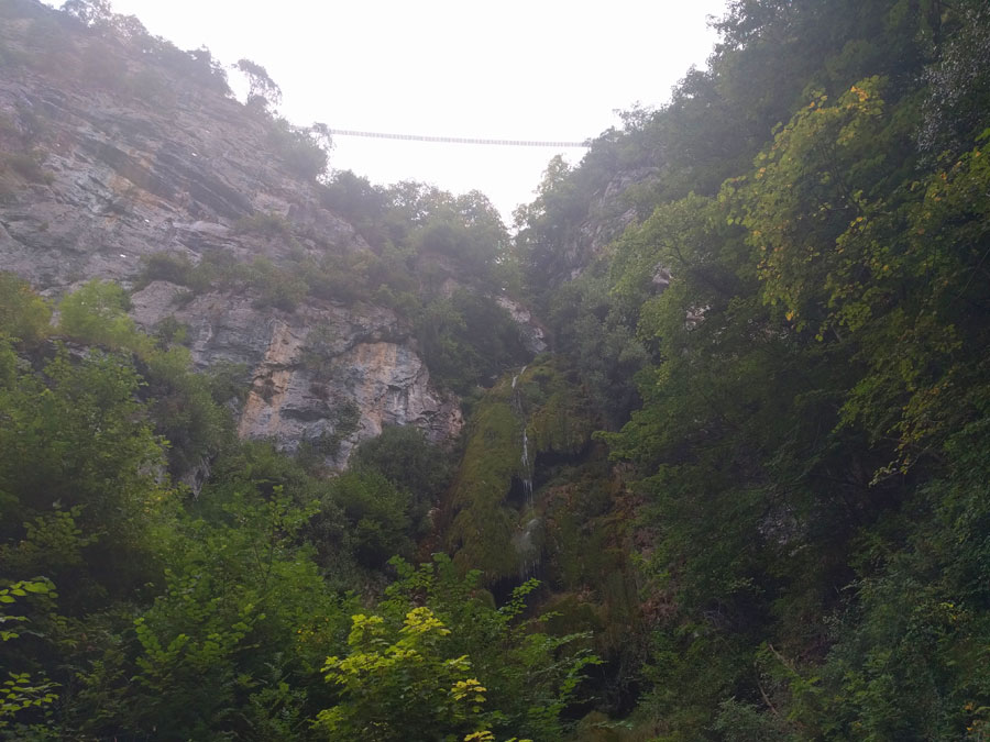 Al pie de la cascada de Aguasaliu y la pasarela en las nubes arriba 