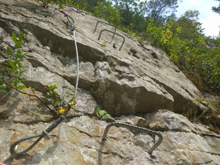 A pesar de ser fácil las grapas están muy separadas 