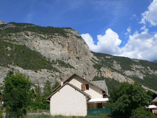 La pared por la que transcurre la vía y el pueblo de Vigneaux 