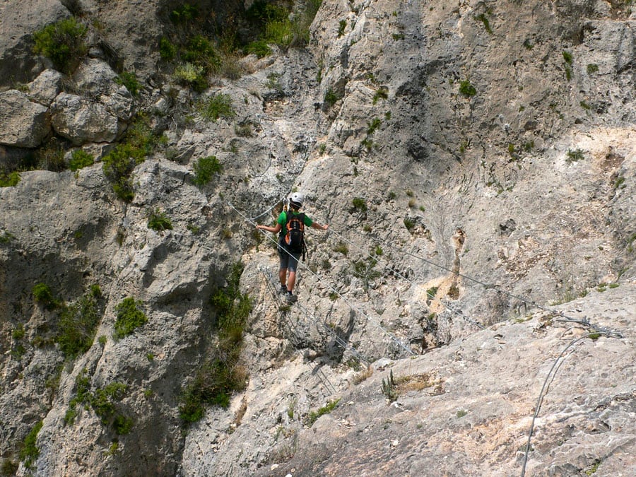 El puente tibetano. Ya hemos enlazado con la ferrata del Castillo 