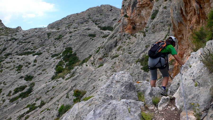 Vistas desde la ferrata al camino de aproximación y al collado 
