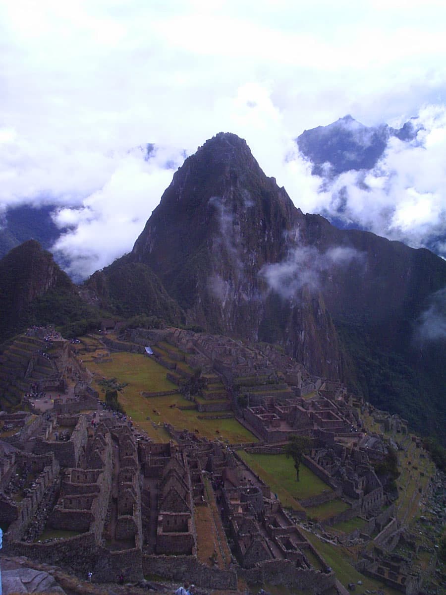 El templo de Machu Picchu y al fondo la cima que subiremos el escarpado Wayna Picchu 