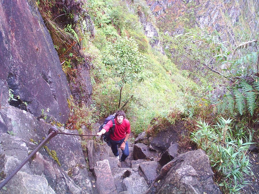 En algunos tramos hay cables de acero donde cogernos. Una caída sería bastante peligrosa 