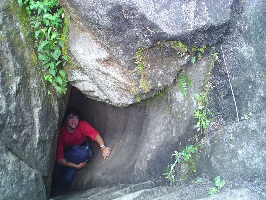 Un tramo del camino discurre por el interior de una cueva 