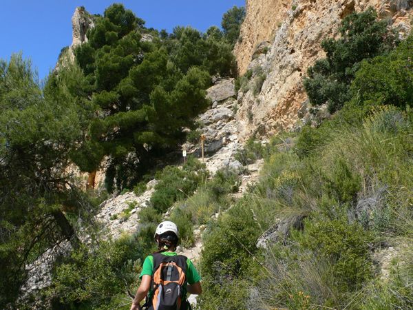 Llegamos a los indicadores que separan el regreso de la aproximación -seguimos en ligera bajada a la izquierda- 