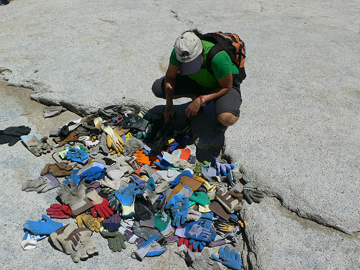 Los guantes son imprescindibles para subir y sobretodo bajar -nosotros que no llevamos pudimos encontrar un buen par entre los que deja la gente al regresar- 