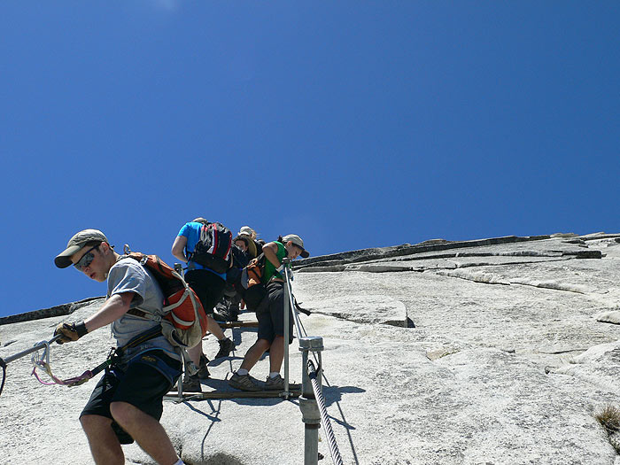 En el tramo más vertical vemos a un chico bajando asegurado como en una vía ferrata -envidia- 