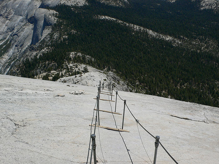 Ya casi en la cima -el tramo final de los cables pierde inclinación- 
