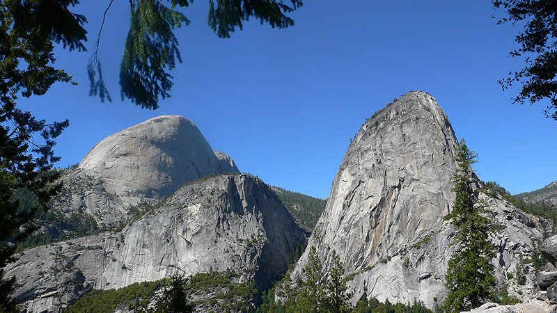 Vista atrás con el Liberty Cap -2157 m.- en primer término el Mt. Broderick -2044 m.- en el medio y el Half Dome -2693 m.- en el fondo 