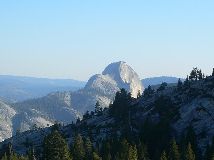 Vista lejana del Half Dome desde el Nordeste -la salida de Yosemite por el Tioga Pass- 
