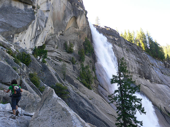 El camino serpentea cerca de la cascada Nevada Fall 