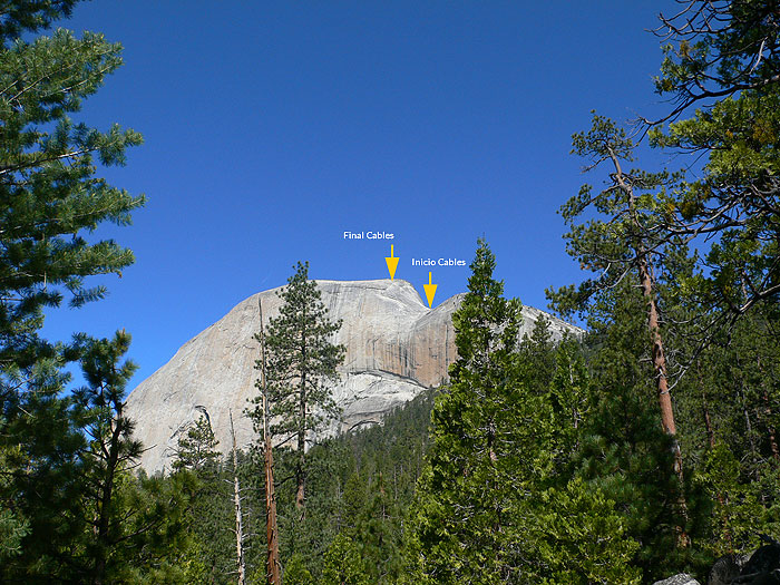 Vista sur-este del Half Dome -desde aquí se pueden intuir los cables de subida- 