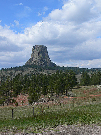 Vista de la Devils Tower desde la carretera 
