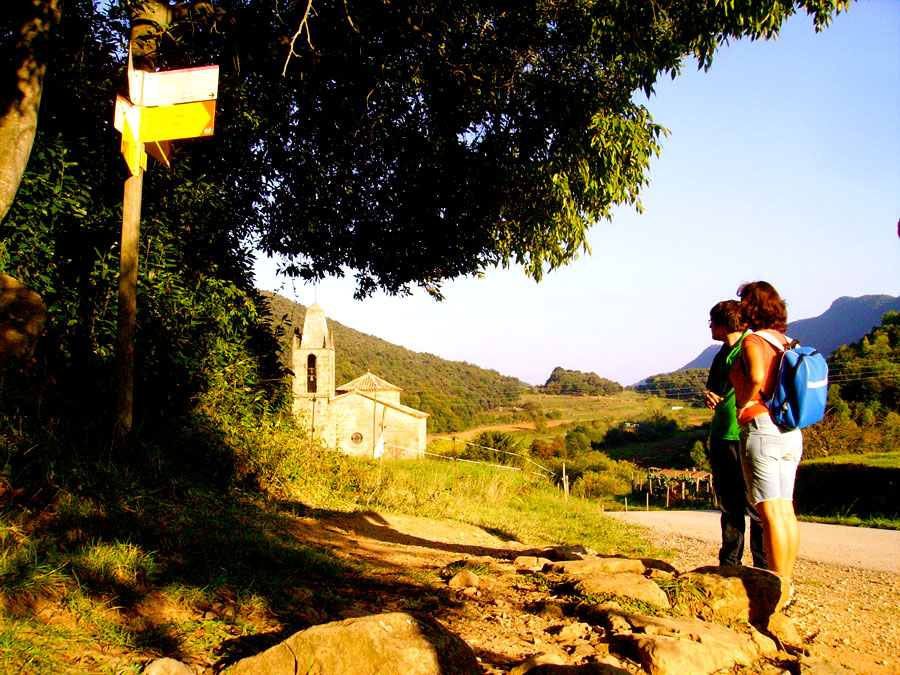 Desvío de caminos junto a la ermita de Sant Miquel de Sacot 