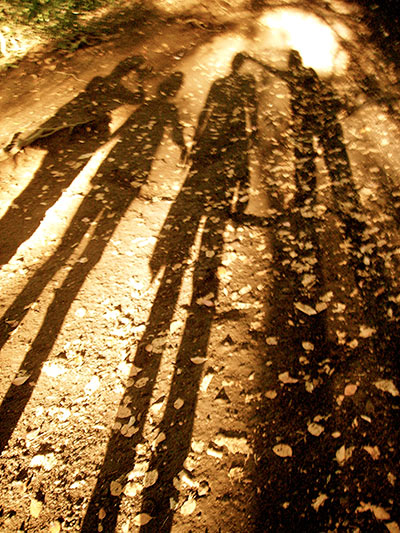 Juego de sombras sobre la tierra roja 