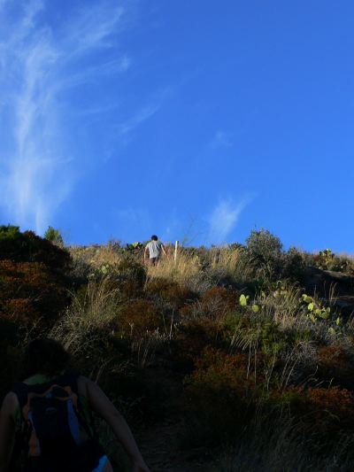 Seguimos subiendo junto a los acantilados 