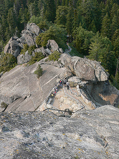 Vista de las escaleras al Moro Rock desde arriba 