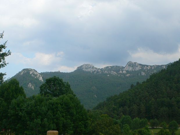 Desde el Santuari de Falgars vemos de izquierda a derecha la Roca de la Lluna les Roques d