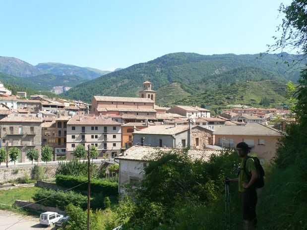 Entramos a la Pobla de Lillet por un estrecho sendero 