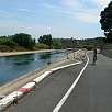 En Xerta la vía discurre paralela a un canal y pasa por el interior del pueblo saliendo del camino natural / Ruta en Bici Vía Verde del Baix Ebre 