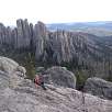 Descansando en la cima del Little Devils Tower con vistas a Cathedral Spires / Ruta a pie Black Hills | Harney Peak | Cathedral Spires 