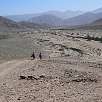 Cruzaremos este amplio torrente hasta encontrar la carretera / Ruta a pie Cerro Blanco 
