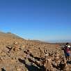 Pasamos junto a unos hitos - la duna ya es visible - / Ruta a pie Cerro Blanco 