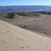 Dejamos atrás otro grupo de excursionistas al pie de la duna / Ruta a pie Cerro Blanco 