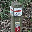 Varios indicadores marcan el camino / Ruta a pie Barcelona por Collserola 