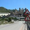 En la carretera junto a la cementera / Ruta a pie GR-92 | Sitges Garraf 