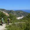 Bajamos por un sendero con vistas a una cantera / Ruta a pie GR-92 | Sitges Garraf 