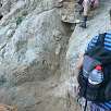 Bajando un tramo equipado con una grapa a la cala del Crit / Ruta a pie Costa Brava | Palamós | Cala Estreta 