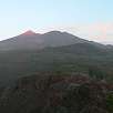 Sorteando una trepada en el cráter para poder llegar al punto más alto del Samara. / Ruta a pie Subida al volcán Samara 