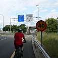 Saliendo de Barcelona por la carretera hacia Esplugues de Llobregat. Unos 200 metros no protegidos por carril bici 