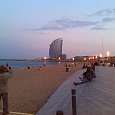 En la playa de la Barceloneta mirando al hotel Vela. 