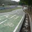 Tomamos el carril bici de bajada junto al torrente canalizado de la Font 