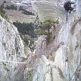 La ferrata continua subiendo por la parte central de la Canal del Grau 