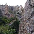 Roc del Gos al fondo en el lateral opuesto de la canal - desde aquí todavía no se ve la vía ferrata- 