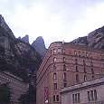 Vista de la Gorra Frígia desde el monasterio. La Gorra Frígia es la cima central (2006) 
