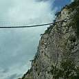 Desde el fondo del cañón vemos la pasarela 