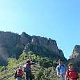 Bajando vemos la cima del Puig Cornelis -coronada por un repetidor- y a su derecha el surco de la canal Fosca 