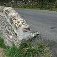 Indicadores a la vía ferrata en la carretera D907 